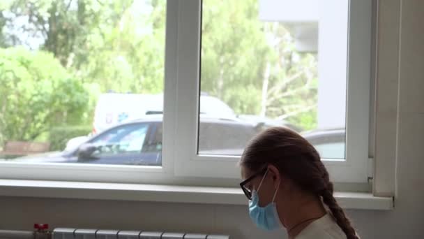 Ung Gravid Kvinna Medicin Skyddande Mask Läsa Soffan Väntar Utnämning — Stockvideo