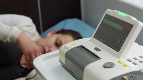 Młoda Kobieta Ciąży Kanapach Szpitalnych Podczas Kontroli Medycznej Kardiotokografia Odwiedź — Wideo stockowe