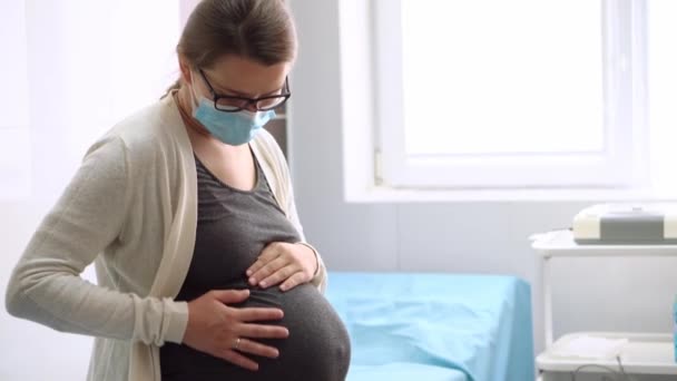 Młoda Kobieta Ciąży Medycynie Maska Ochronna Kanapach Szpitalnych Przed Kontrolą — Wideo stockowe