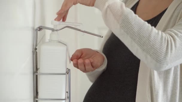 Genç Hamile Kadın Hastane Kontrolünden Önce Elleri Antiseptikle Dezenfekte Ediyor — Stok video
