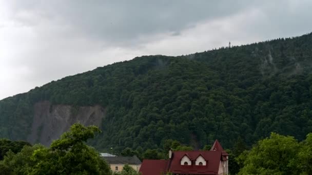 Panoramische Timelaple Regenachtig weer in de bergen. Misty mist waait over dennenbos. Luchtbeelden van sparrenbossen op berghellingen op mistige dag. Ochtendmist bij prachtig herfstbos — Stockvideo