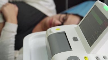 Tıbbi kontrol kardiyografisi sırasında hastanede yatan hamile kadın. Jinekolog Doktor Eller CTG Cihaz Kliniği Danışmanını Açtı. Muayene Bekleyen Göbek Bebek Anne Sağlık Bakımı