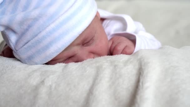 Zbliżenie Portret noworodka Wczesne dni Śpiący Słodko Na Tummy Beżowy Biały Tło. Dziecko w Start Minut Życia na Kapeluszu. Niemowlęta, Poród, Pierwsze chwile urodzenia, Początek koncepcji — Wideo stockowe
