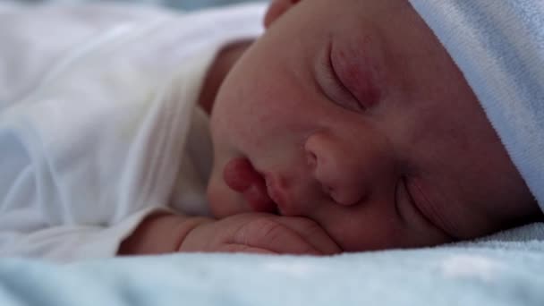 Närbild av nyfödda barn ansikte porträtt tidiga dagar i makro sova på blå stjärna bakgrund. Barn i början minuter av livet på hatten. Spädbarn, förlossning, första stunden av Borning, Beginning Concept — Stockvideo