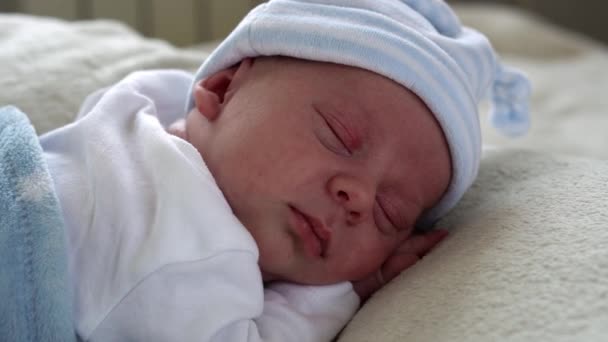 Yeni doğan bebek yüzü portresi İlk Günler Uyurken Tatlı Gülümseyen Beyaz Rüya Arkaplanı. Hayata Başlayan Çocuk Şapka 'da. Bebekler, Doğum, Doğumun İlk Anları, Başlangıç Konsepti — Stok video