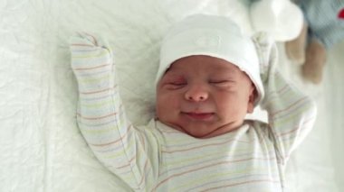 Uyanmış Yeni Doğmuş Bebek Yüzlü Sivilceli Alerjik Tahrişler Beyaz Arkaplan Üzerine Hapşırık. Şapka 'nın Çocuk Başlama Dakikaları. Bebekler, Doğum, Doğumun İlk Anları, Başlangıç Konsepti