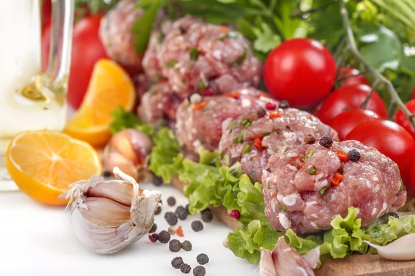 Färska köttbullar med grönsaker — Stockfoto
