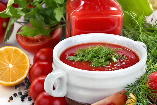 Tomatensoep op wit — Stockfoto