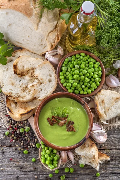 Erbsensuppe auf dem Tisch — Stockfoto