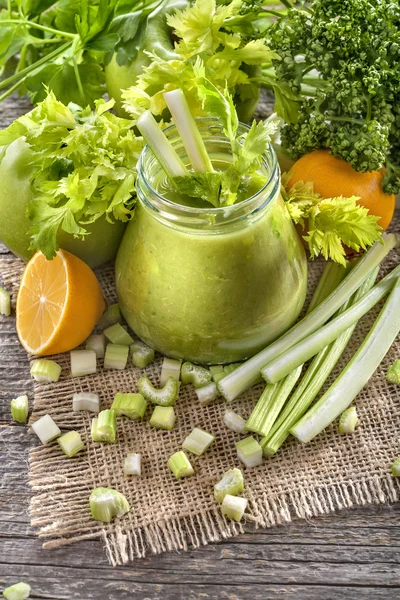 Sağlıklı yeşil smoothie — Stok fotoğraf