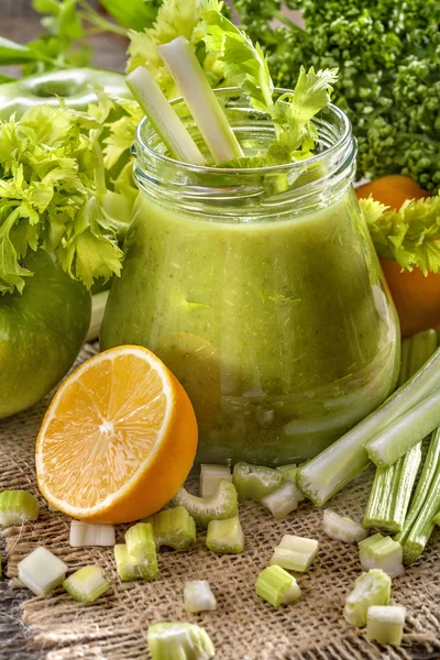 Hälsosam grön smoothie — Stockfoto