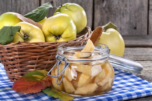 Canned fresh quince — Stock Photo, Image