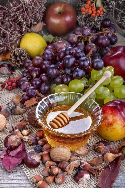 Frutas de otoño con miel — Foto de Stock