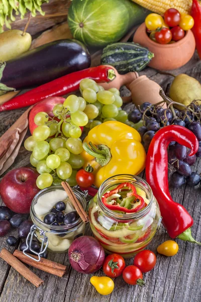 Peperoni e pere in scatola — Foto Stock