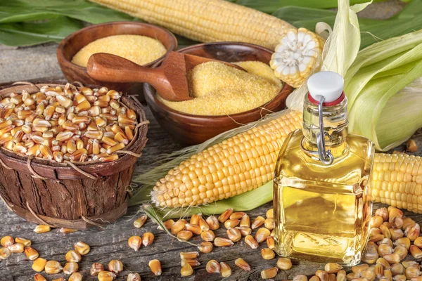 Kukuřičné krupice polentou a kukuřičný olej — Stock fotografie
