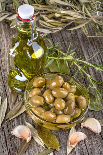 Olive in e olio d'oliva — Foto Stock
