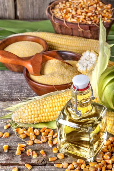 玉米糁玉米粥和玉米油 — 图库照片