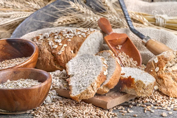 Gezond brood op tafel — Stockfoto