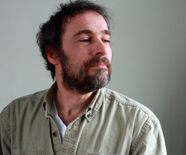 küçümseyici adam