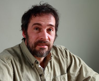 Küçümseme bakışla bakan adam