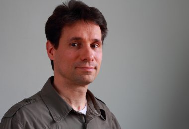 sıradan adam gülümsüyor