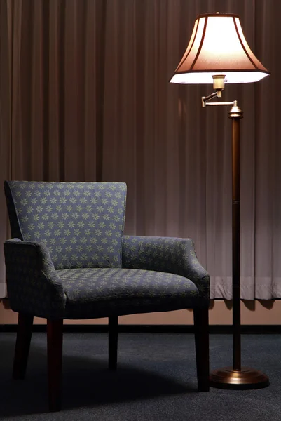 Строгое кресло и напольная лампа Лицензионные Стоковые Фото