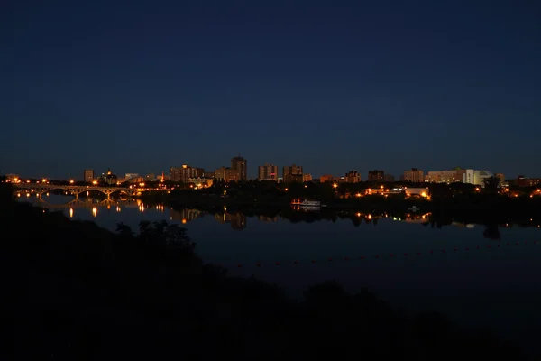 Saskatoon város és folyó éjszaka — Stock Fotó