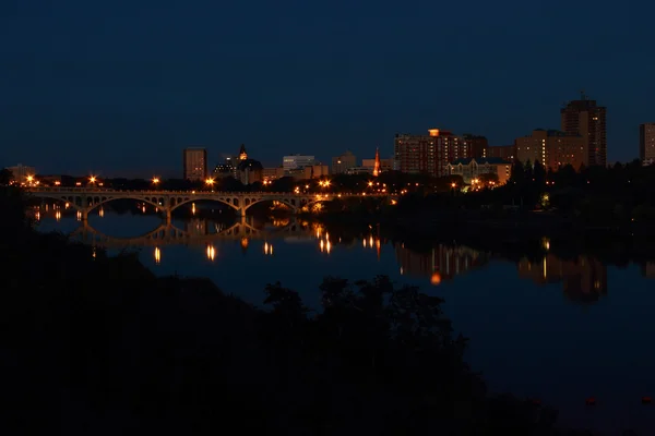 Saskatoon City Riflessione notturna nel fiume — Foto Stock