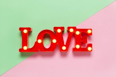 Yay şeklinde bir şenlik vardı. Kırmızı lamba kelime olarak 