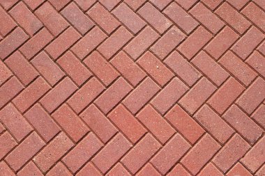 Kırmızı kiremitler ve tuğlaların soyut arkaplanı. Kaldırım deseninin en üst görüntüsü. İnşaat, kentsel çevre iyileştirme, bitirme çalışmaları, manzara tasarımı kavramı.