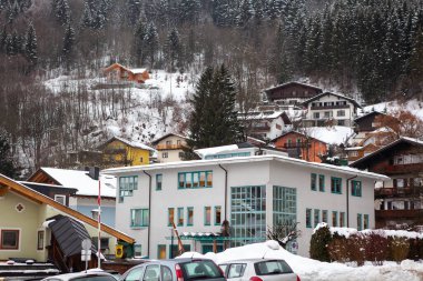 Zell am See / Austria - 7 Şubat 2013: Alpine dağlarında karla kaplı bir caddenin görüntüsü. Seyahat konsepti, kentsel çevre, ekipman, altyapı. Yatay biçim.