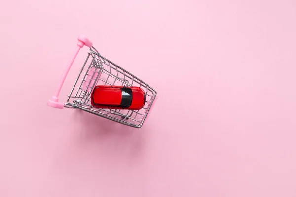 Auto Giocattolo Rosso Carrello Della Spesa Uno Sfondo Rosa Pastello — Foto Stock