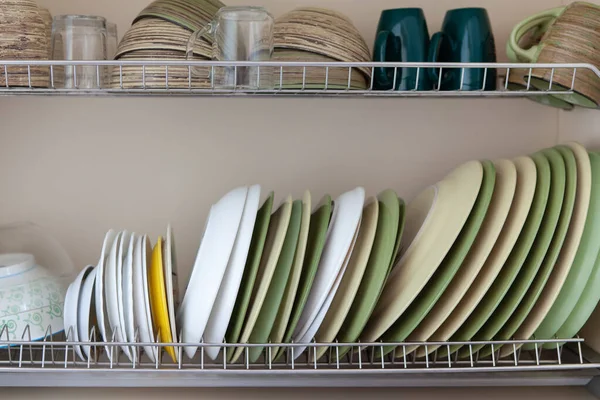 Sauberes Geschirr Weiß Und Grüntönen Einem Trockenschrank Tassen Gläser Tassen — Stockfoto