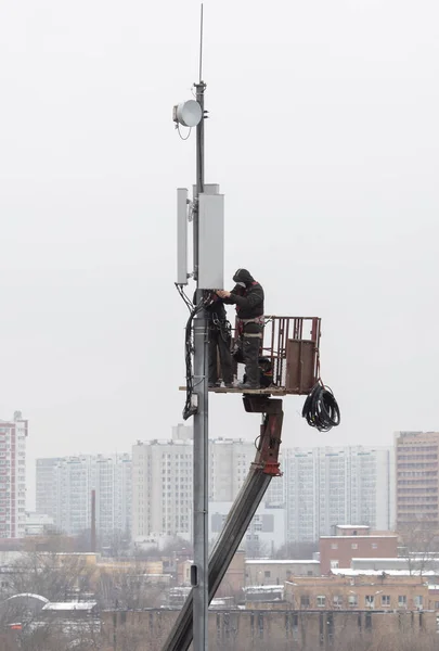 Los Técnicos Instalan Dispositivos Amplificación Señal Móvil Torre Asqueroso Gente —  Fotos de Stock