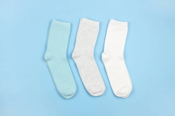 パターンのない色の子供の靴下 グレー コピースペースと青の背景に白 フラット 最小限のスタイル コンセプト服 ハウスキーピング ソーティング デコーター 組織化 — ストック写真