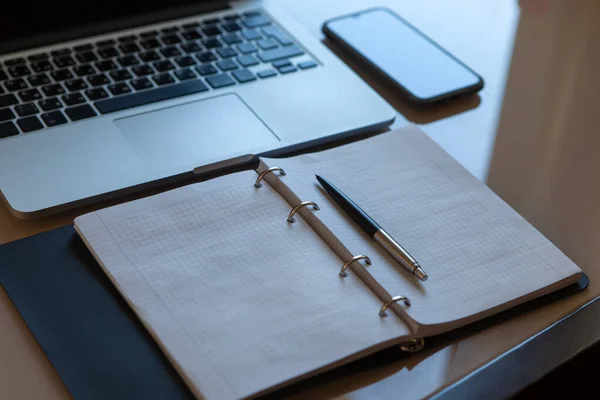 Werkruimte Bovenaanzicht Laptop Mobiele Telefoon Open Notebook Met Pen Beige — Stockfoto