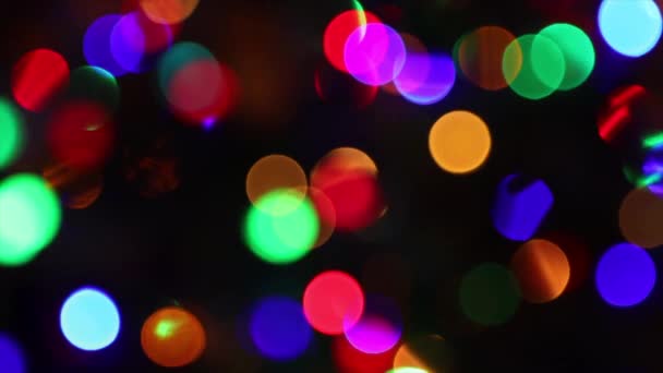Vánoční Pestrobarevná Světla Věnce Střídavě Rozostřují Černém Pozadí Slavnostní Bokeh — Stock video