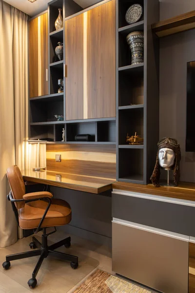 现代舒适的工作环境 家庭办公室 褐色调 优质家具 设计师室内设计风格的飞行员 旅行者 概念时尚公寓 — 图库照片