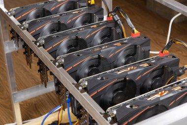 Kripto para madenciliği, bitcoin çıkarma, ethereum. Taraftarlar video kartı kullanıyor, yakın plan. Seçici yumuşak odaklanma. Dijital para kavramı, e-ticaret, alternatif para birimi, engelleme zinciri.