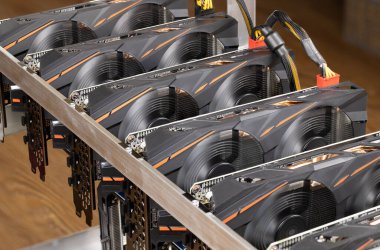 Kripto para madenciliği, bitcoin çıkarma, ethereum. Taraftarlar video kartı kullanıyor, yakın plan. Seçici yumuşak odaklanma. Dijital para kavramı, e-ticaret, alternatif para birimi, engelleme zinciri.