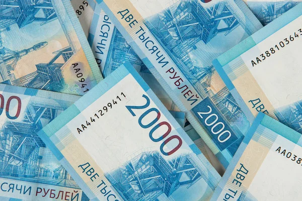 Rus parasından arkaplan, bir sürü banknot rublesi, mezhep 2000, yakın plan. Nakit, maaş, kredi, servet, tatlı hayat, kredi, finans, iş, depozito, sigorta kavramı. Üst manzara, düz uzanma.