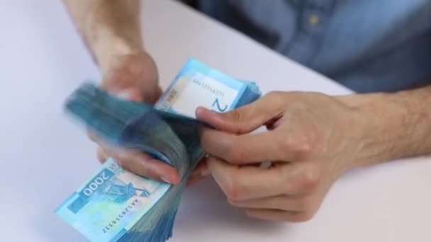 Nierozpoznawalny Białas Liczy Rosyjskie Ruble 2000 Banknotów Banknoty Kładzie Się — Wideo stockowe