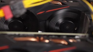 Kripto para madenciliği, bitcoin çıkarma, ethereum. Taraftarlar video kartları, yakın çekim, makro. Seçici yumuşak odaklanma. Dijital para kavramı, e-ticaret, alternatif para birimi, engelleme zinciri.