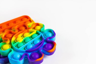 Stres önleyici oyuncaklar, basit gamzeler, beyaz arka planda, kopyalama alanı. Kıpır kıpır çocuklar için konsept eğlence, hassas motor becerilerin gelişimi için duyusal oyuncaklar, stres giderici.