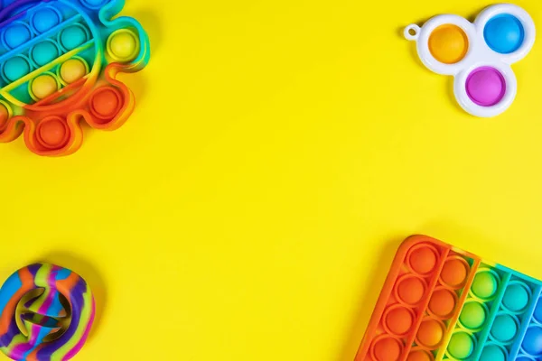 ストレス対策のおもちゃはそれをポップ 単純なディンプル 黄色の背景にスナッパー コピースペース 理想的な子供のためのコンセプトトレンディーなエンターテイメント 感覚玩具 優れた運動能力の開発 ストレス軽減 — ストック写真