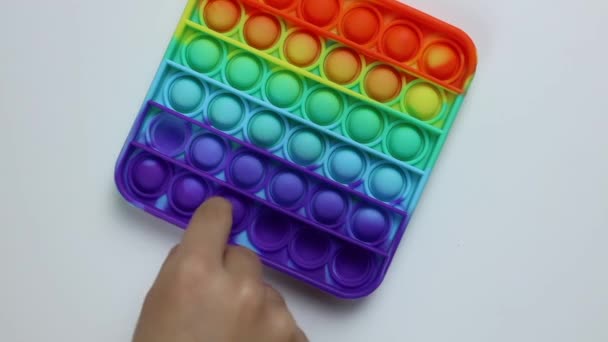 Kind Spielt Mit Stress Spielzeug Pop Einfache Grübchen Auf Weißem — Stockvideo