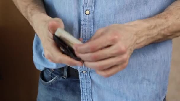 Homem Caucasiano Irreconhecível Jeans Camisa Jeans Tira Dólares Bolso Clipe — Vídeo de Stock