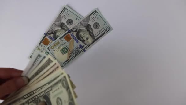 수없는 여성은 달러화를 계산하고 지폐를 놓는다 만보인다 돈때문에 사이드 — 비디오