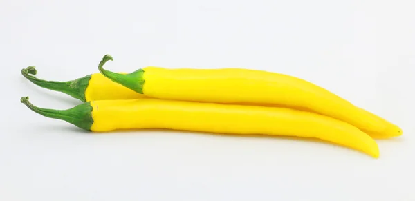 Beyaz izole sarı renkte üç kırmızı biber biber — Stok fotoğraf