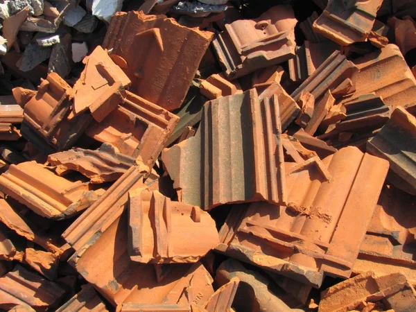 Photo of pile of broken bricks and roof tiles — Stockfoto